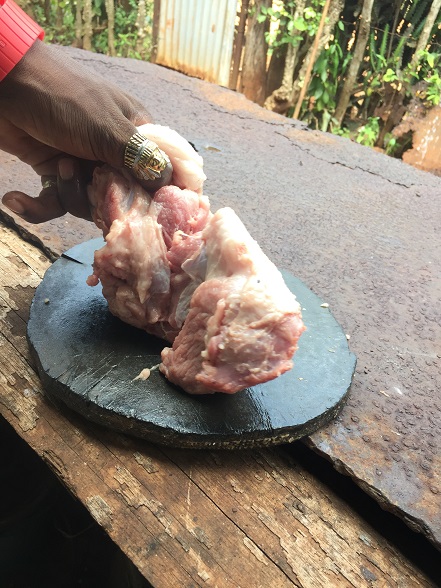 さばきたての新鮮な豚肉