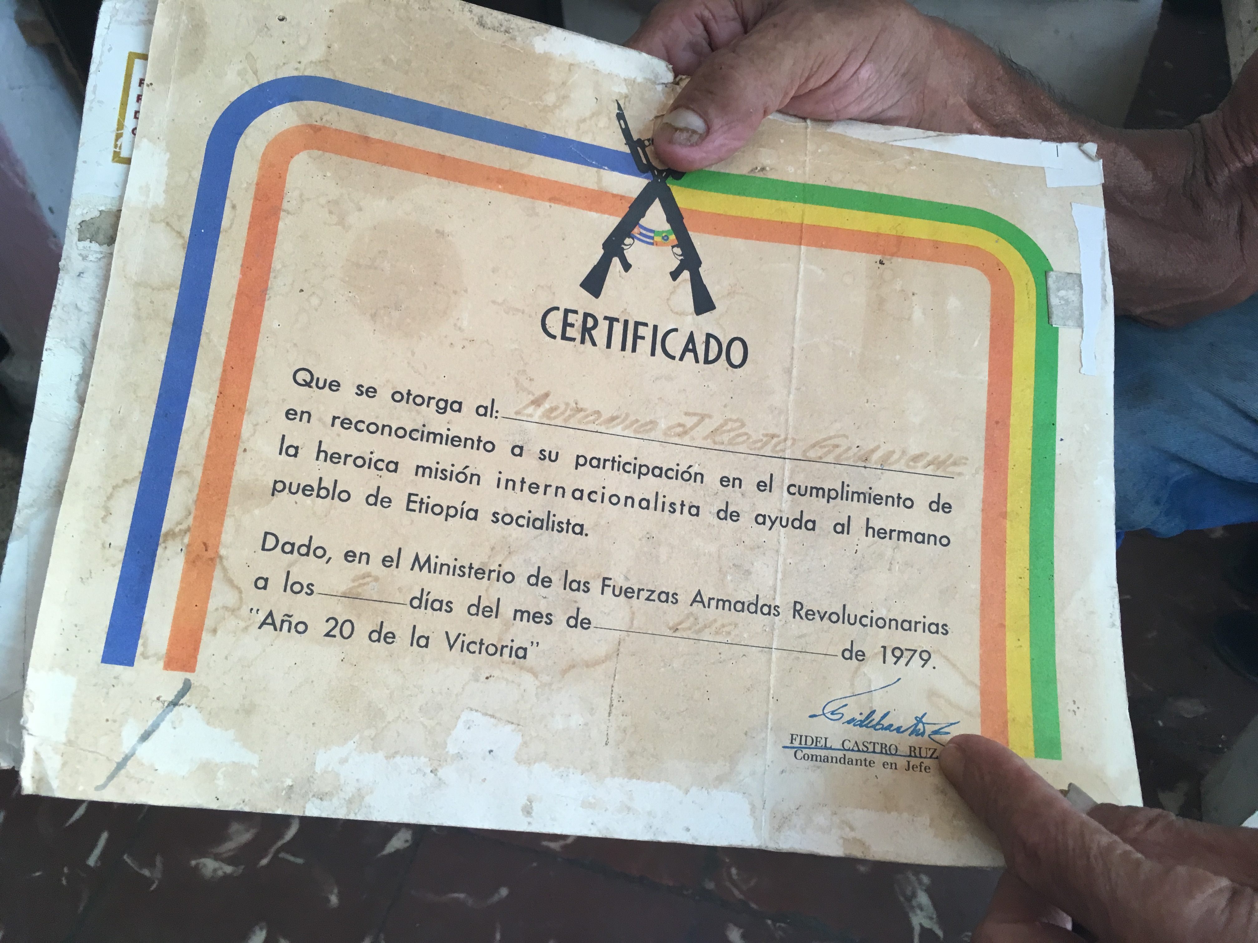 El certificado de Papi por su misión militar internacionalista en Etiopía, firmado por Fidel Castro, 1979 — el origen del nombre 'Rojo' detrás del grafiti en la pared 'AL ROJO VIVO.'