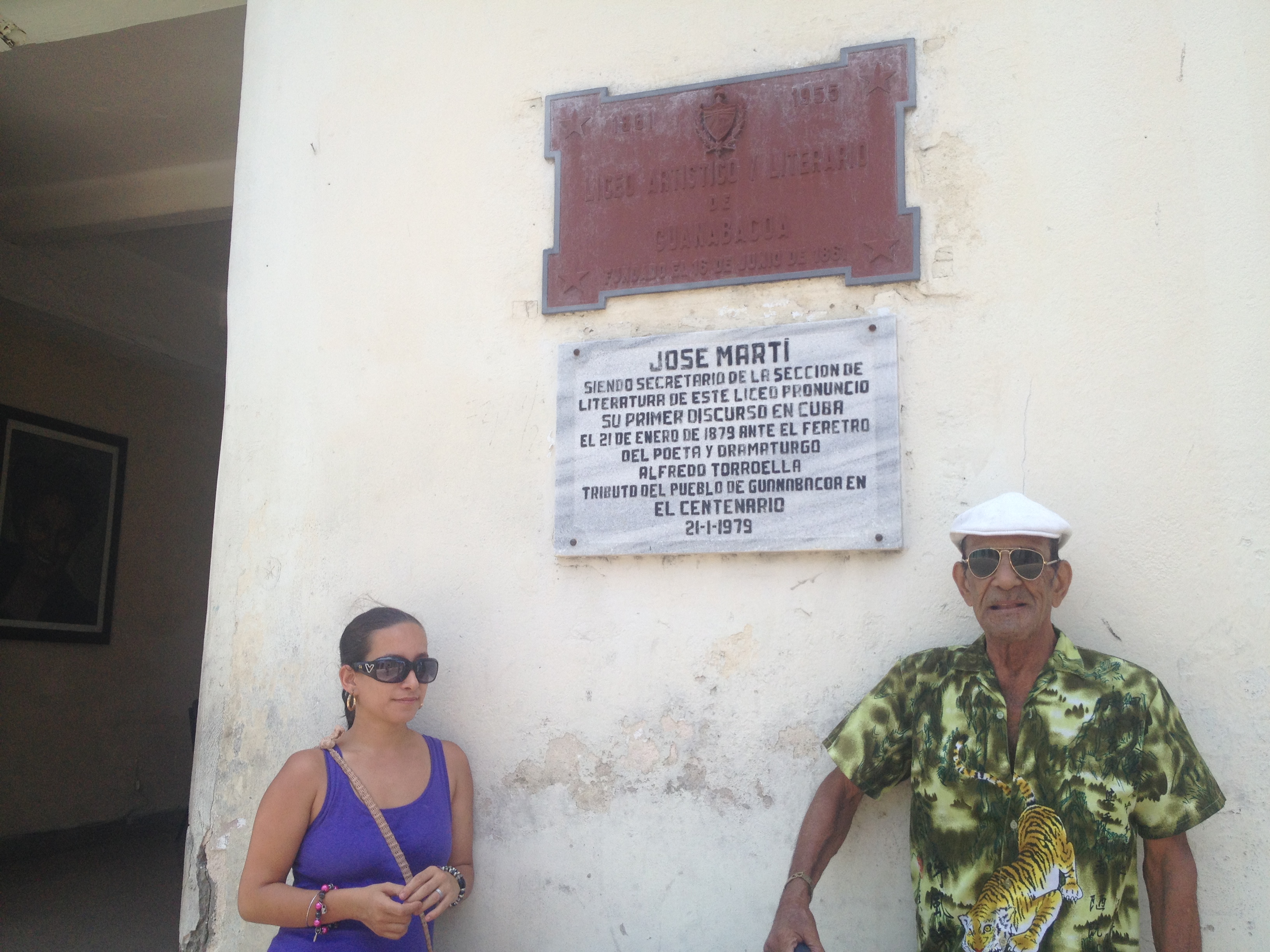 Frente a una escuela de arte en Guanabacoa, con su hija Daniela, 2015.
