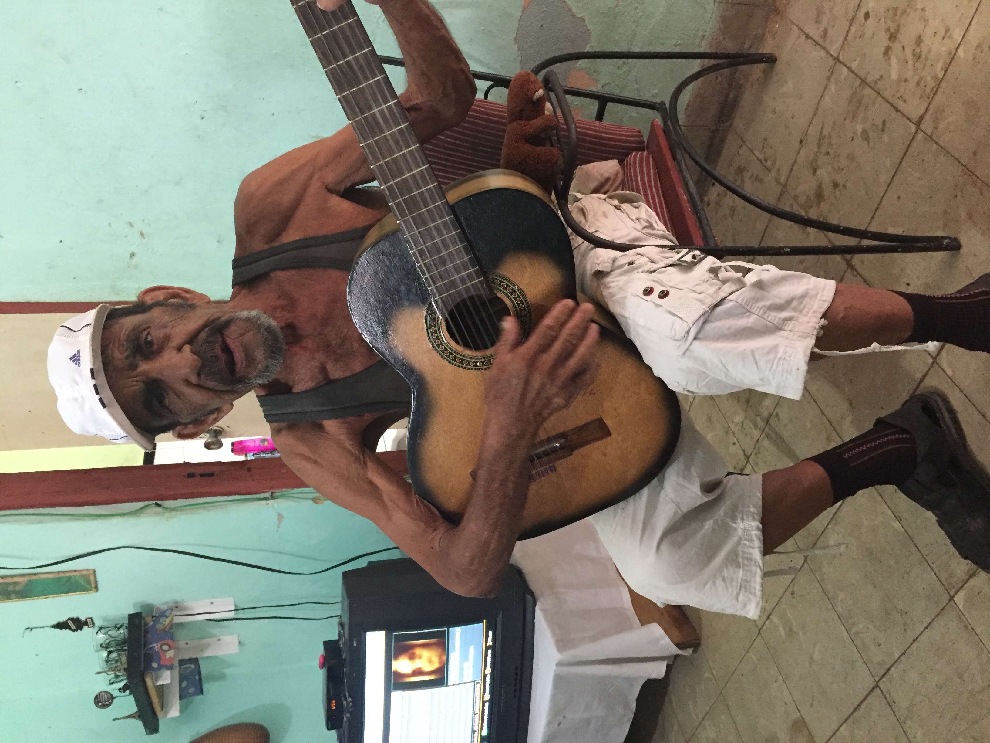 Papi posando con su guitarra para la cámara, 2016.