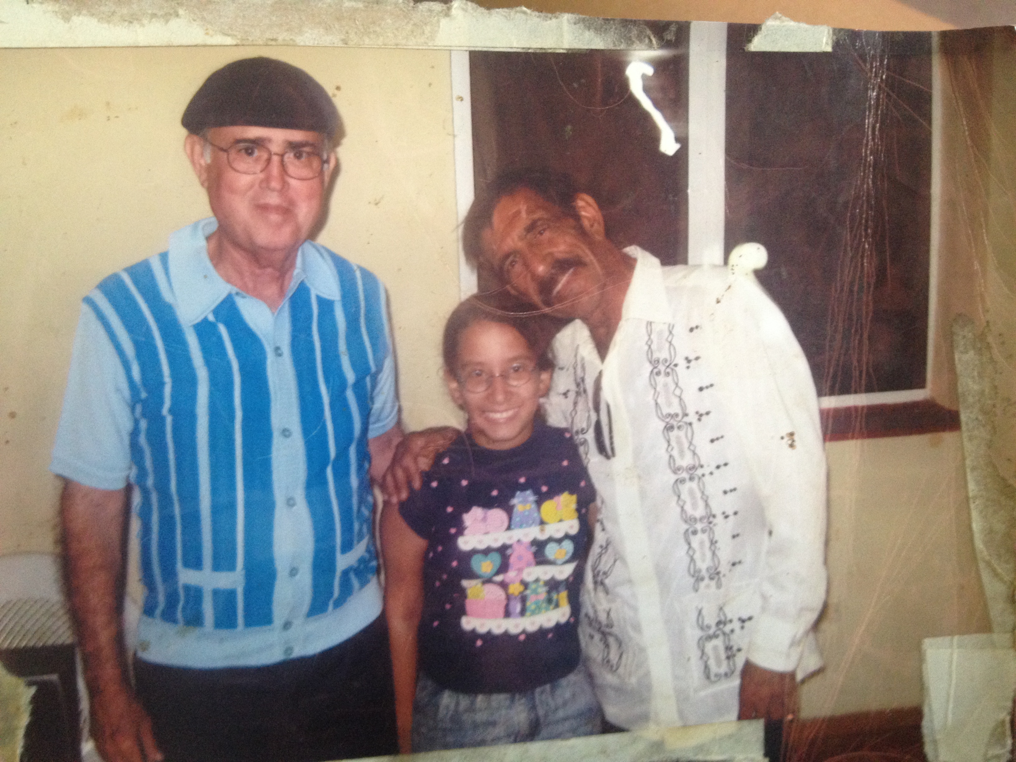Daniela de pequeña, con su gran amigo Manolo.
