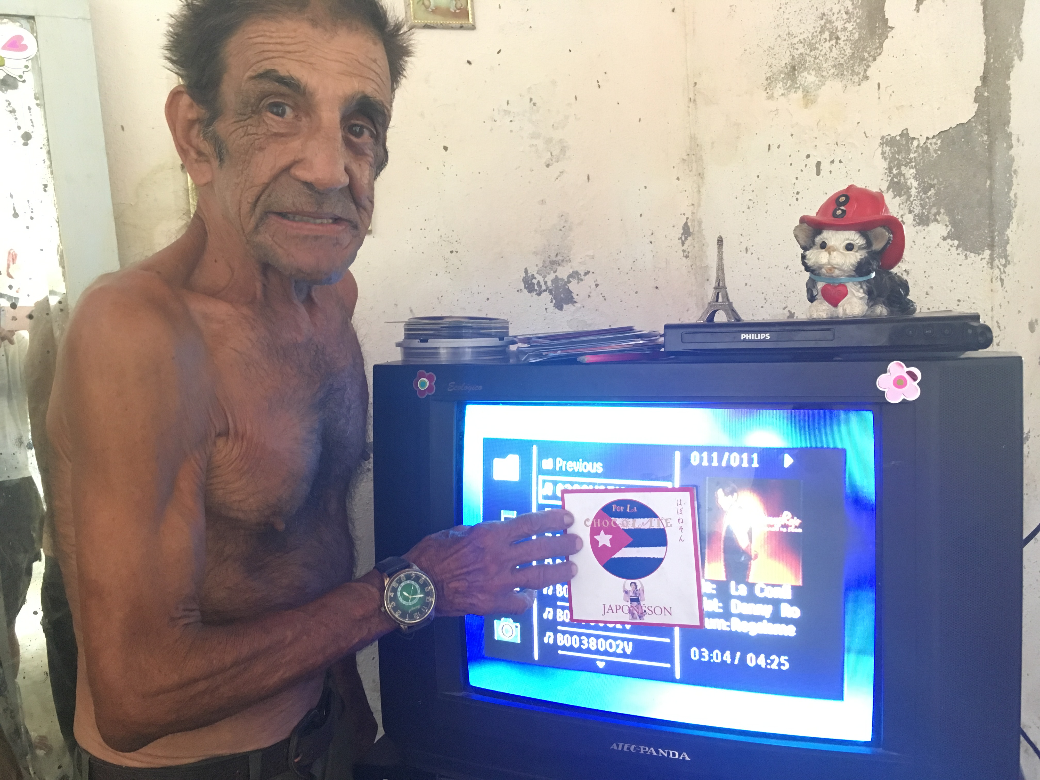 Sosteniendo mi CD frente al televisor — no sé bien por qué, 2017.