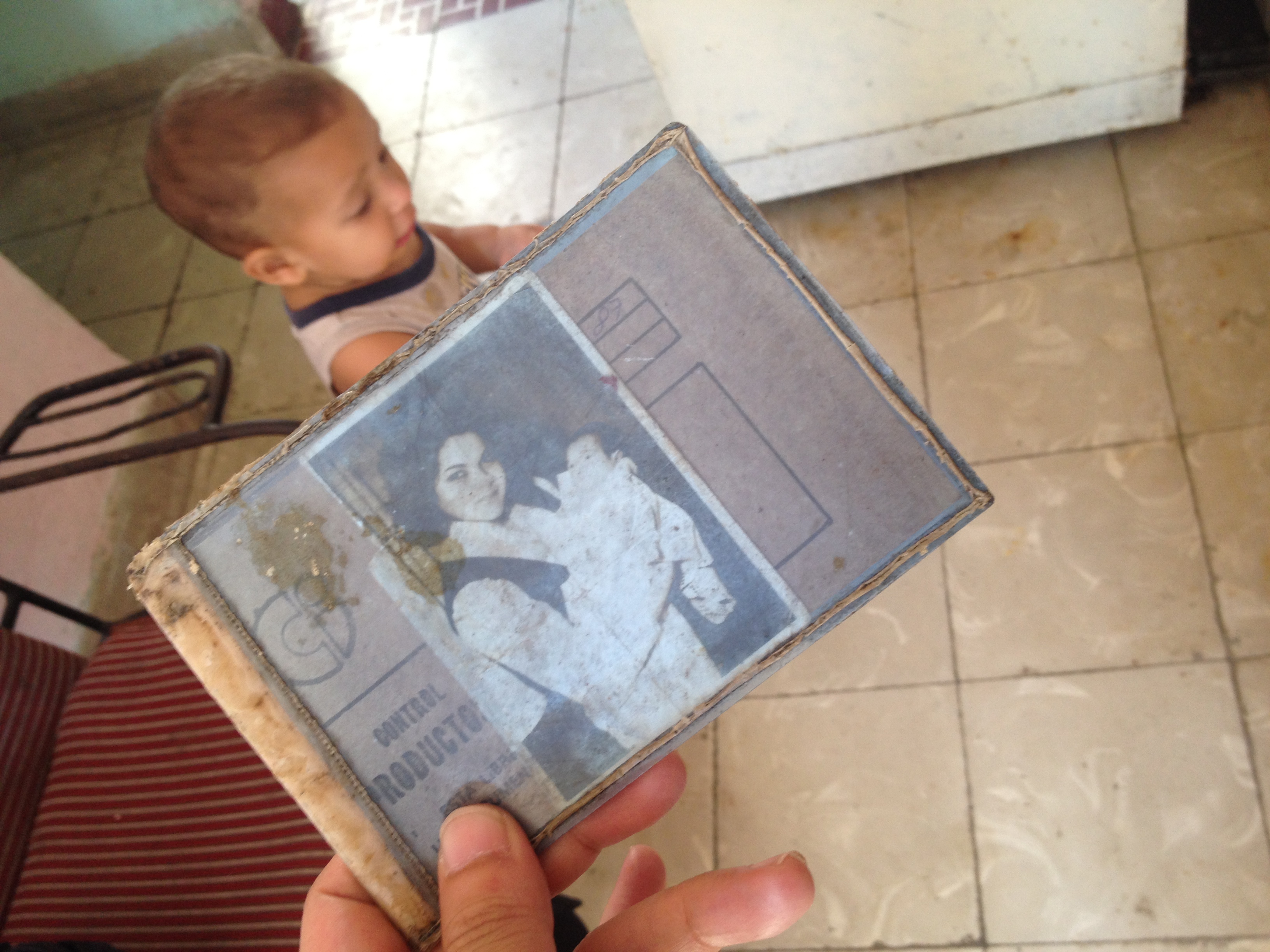 La libreta de racionamiento de Papi, con fotos de Danny y de la madre de Danny, 2015.