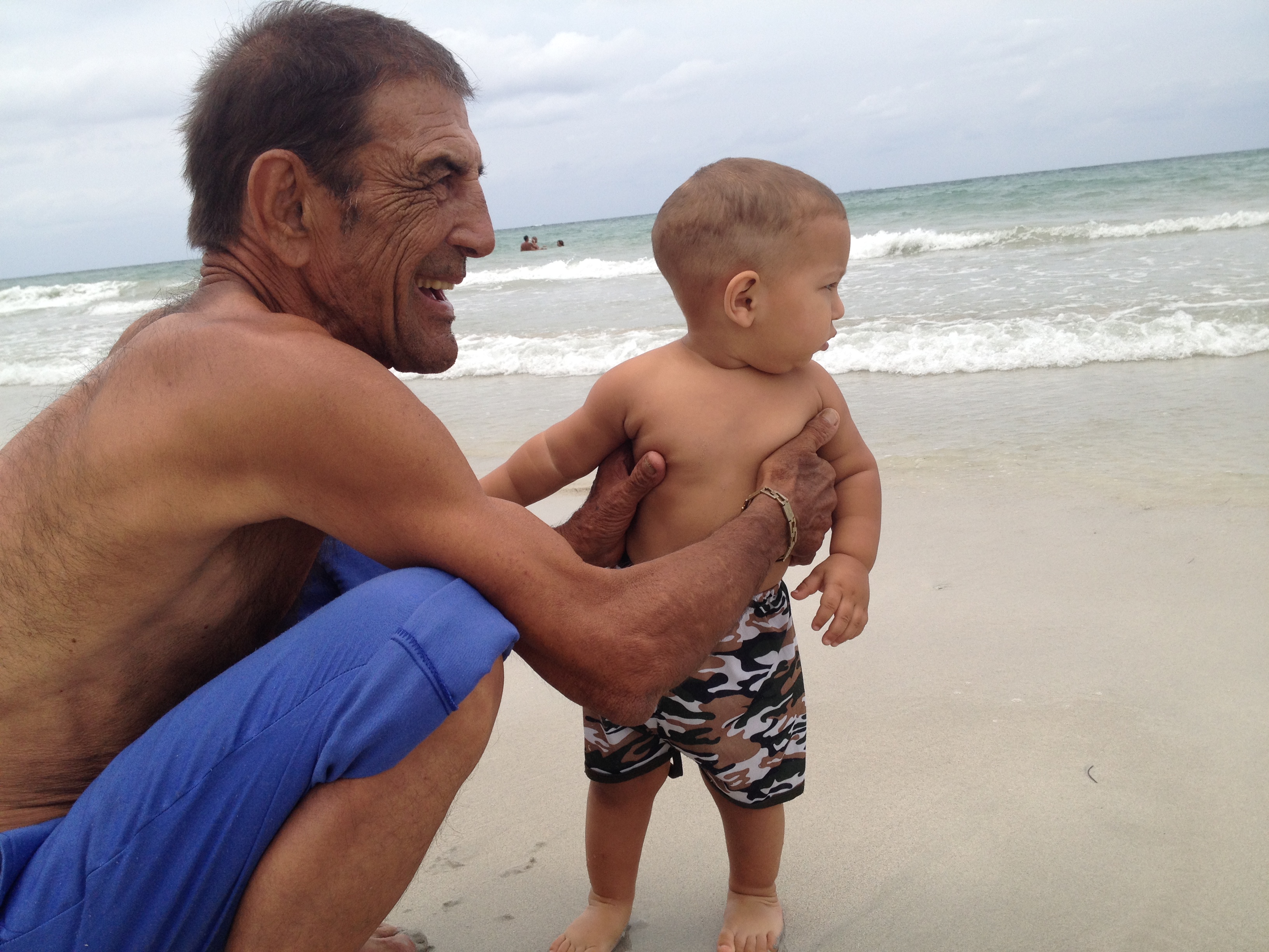 Erik y Papi, en la playa de Guanabo, 2015.