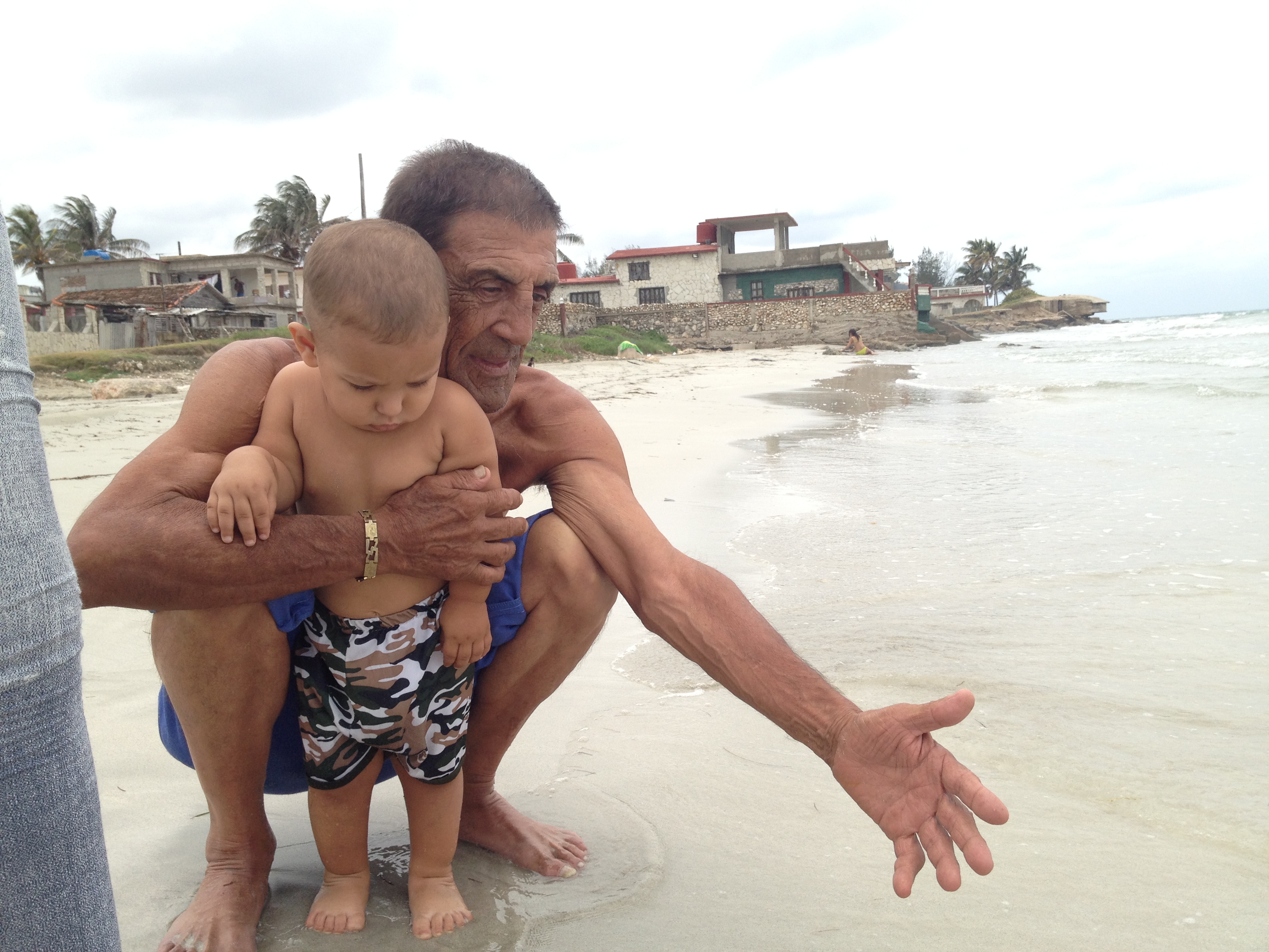 Erik, asustado — era su primera vez en la playa, 2015.