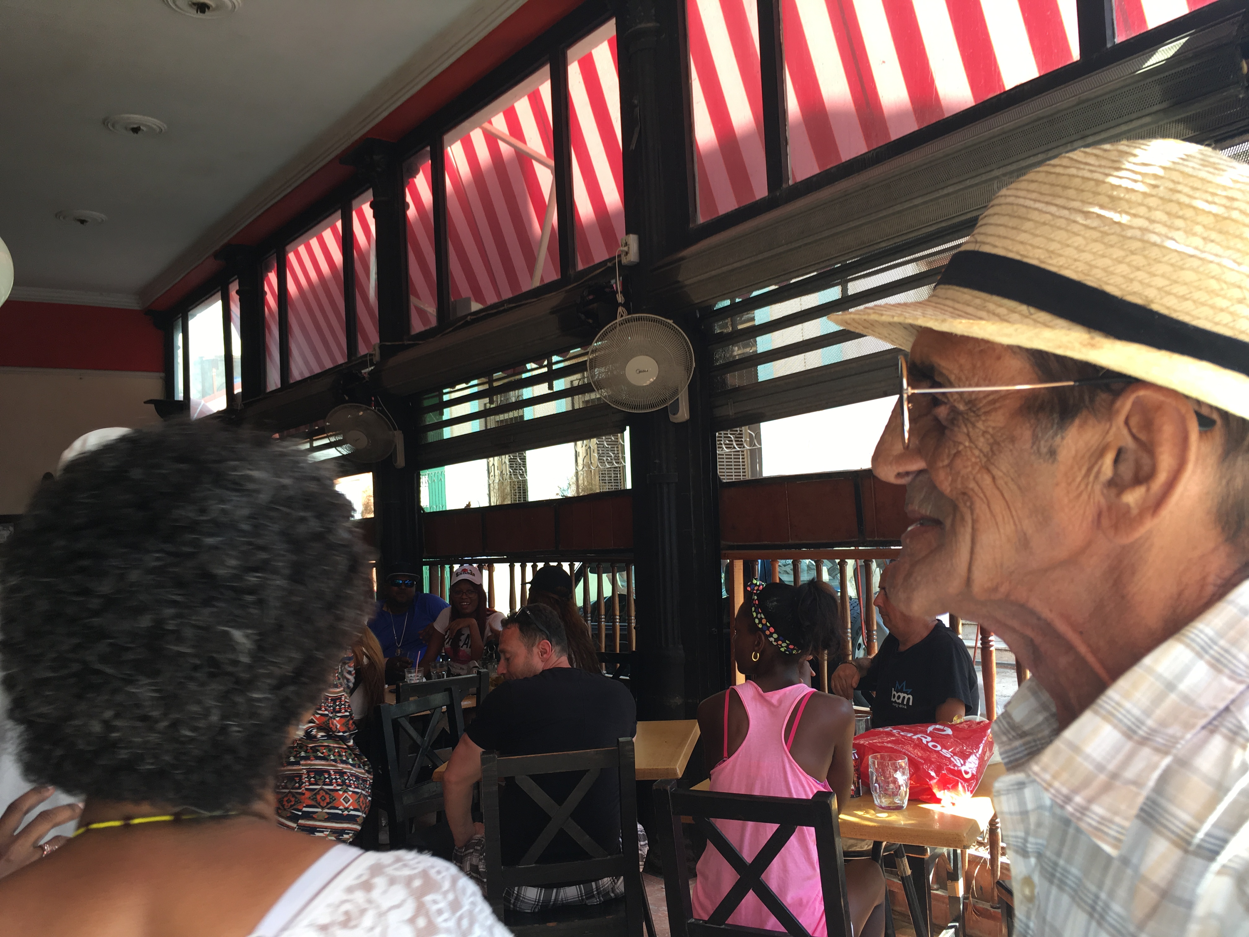 De regreso del programa de radio, Papi se detuvo a escuchar música en la calle Obispo, 2017.