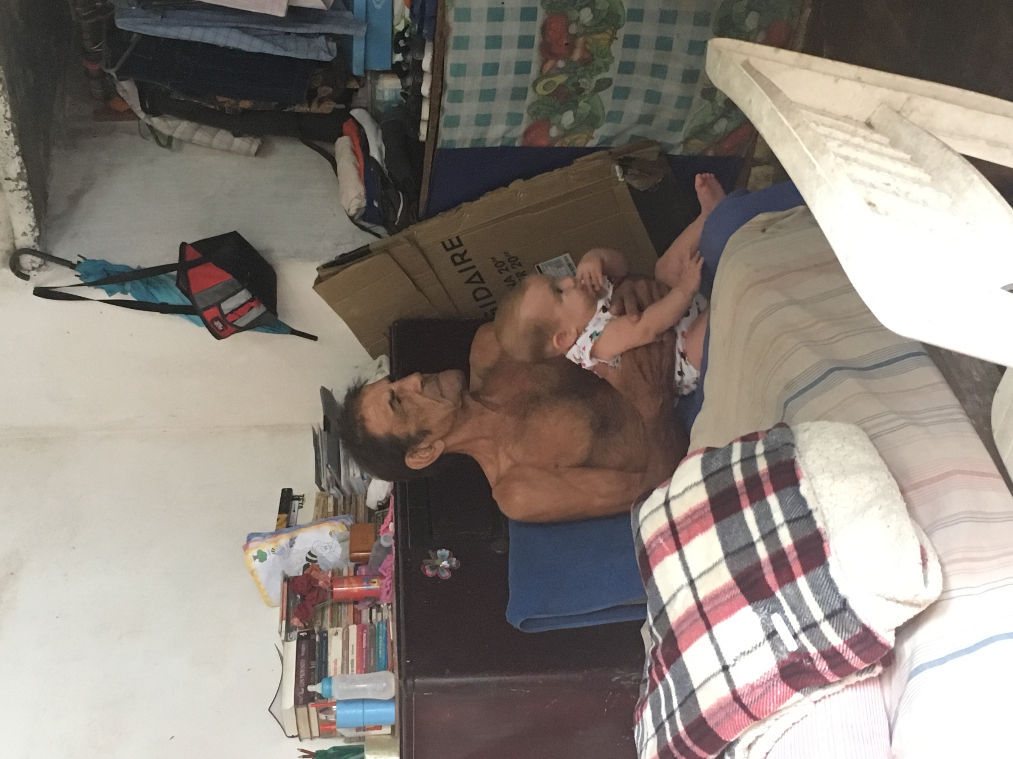 En casa de Daniela, con su nieta Tania en el regazo, 2017.