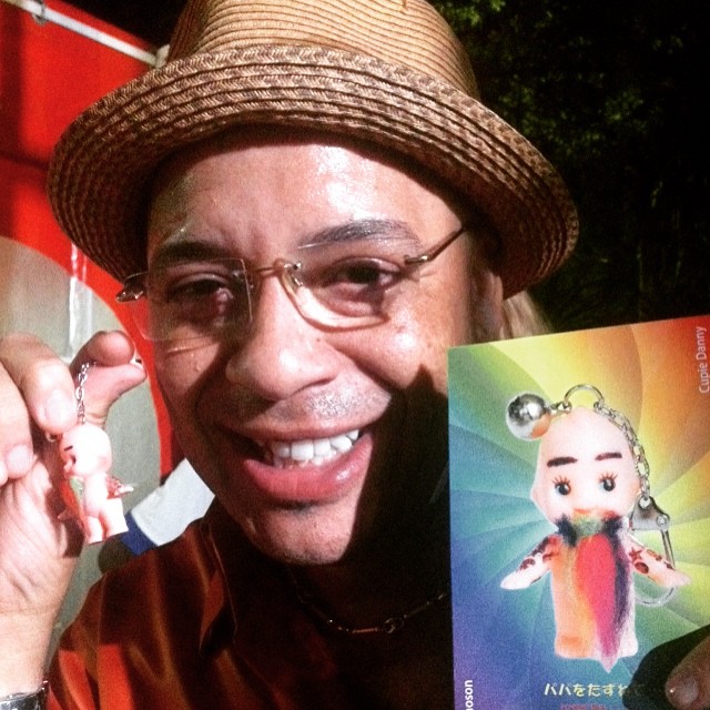 Issac Delgado sonriendo con el llavero y la tarjeta de Cupie Danny.