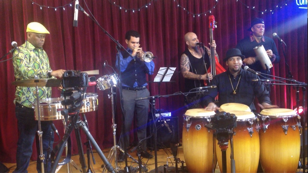 La banda de Eliel Lazo tocando en el escenario del estudio Congahead de Martin Cohen, con Danny Rojo en el contrabajo.