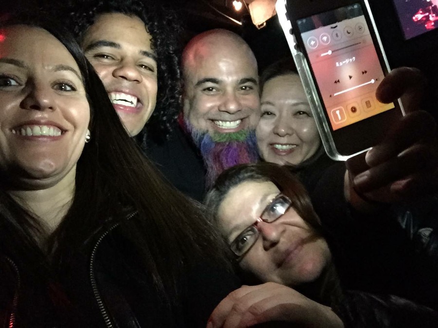 Una selfie de noche, Danny Rojo con su barba multicolor entre amigos, entre ellos Yusnier.