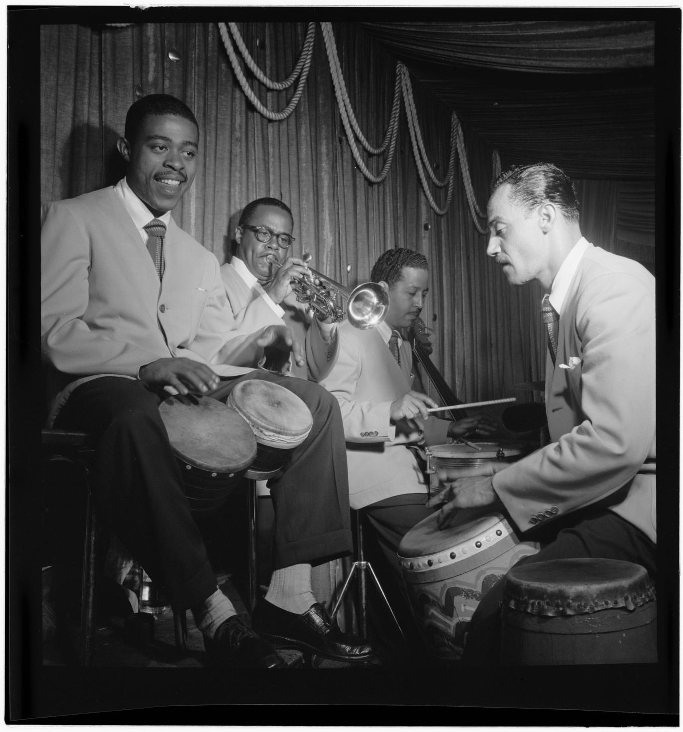 Mario Bauzá tocando la trompeta con la sección rítmica de los Afro-Cubans, 1947