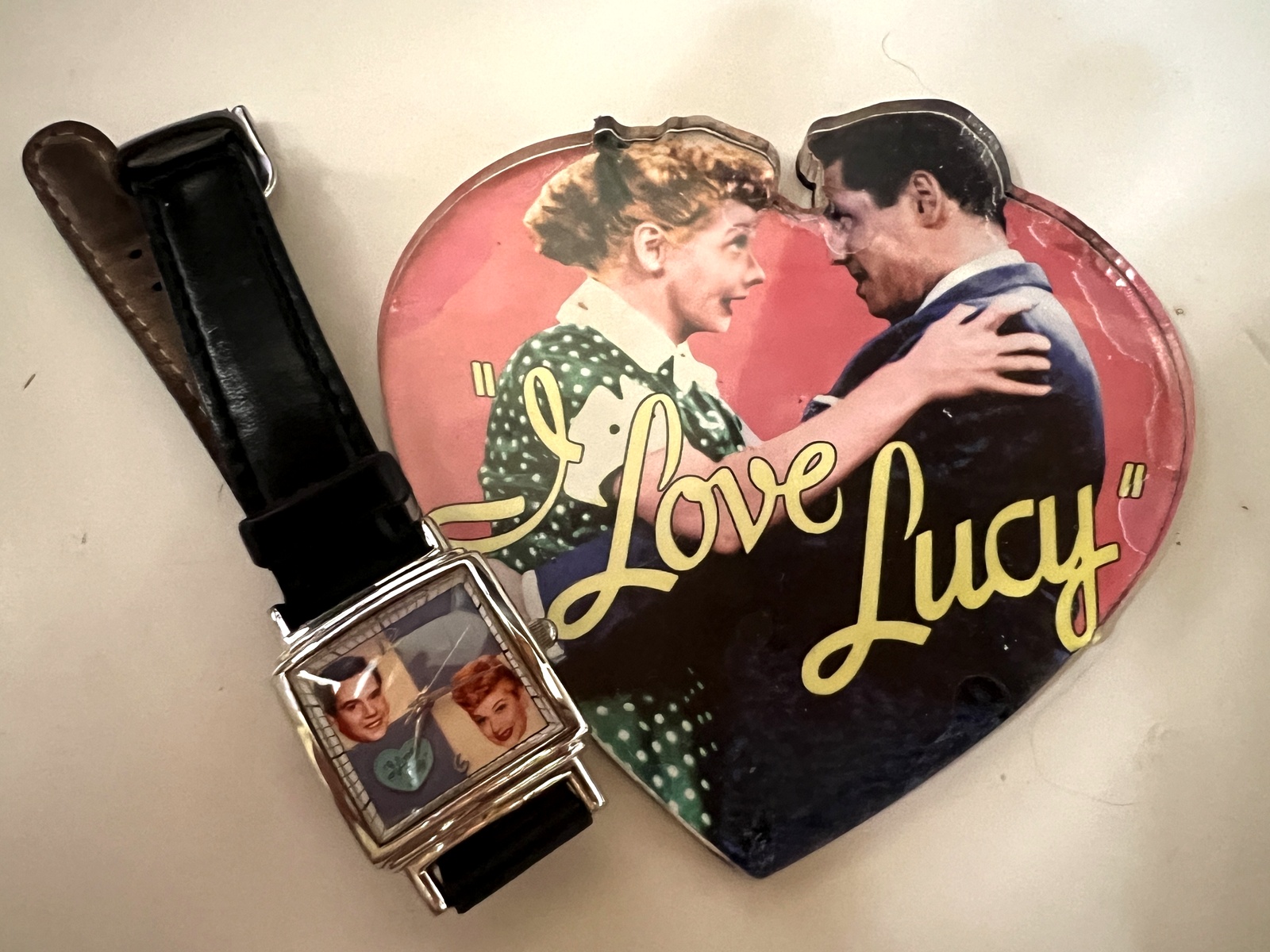 Un brazalete de dijes y una bolsita Vera Bradley, ambos con Ricky Ricardo y Lucy de I Love Lucy.