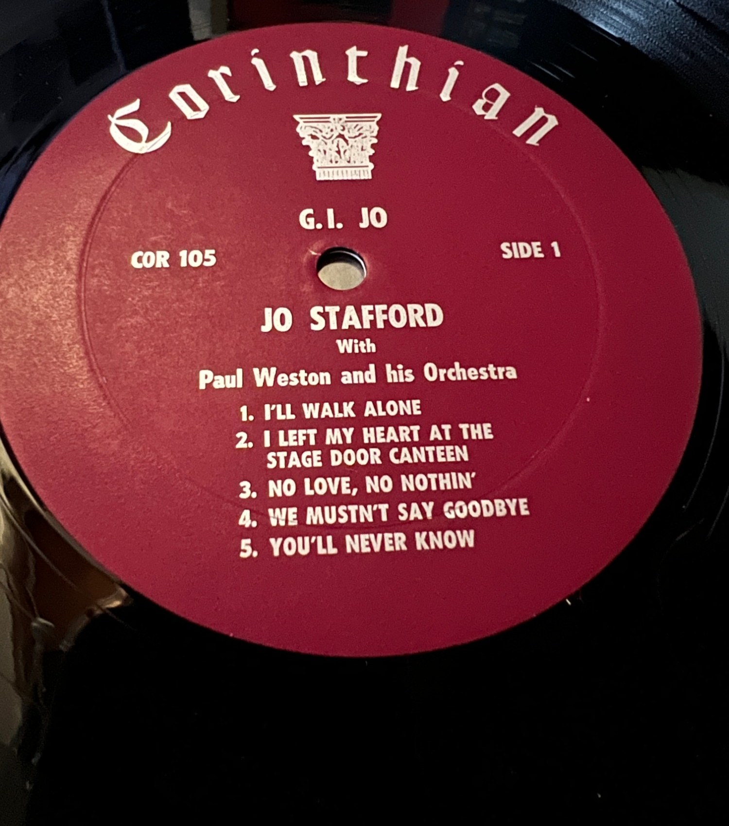 La etiqueta de Corinthian Records, cara 1 de G.I. JO, número de catálogo COR 105, con las primeras cinco canciones
