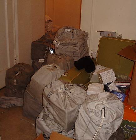 Grandes sacos de correo apilados en una habitación, preparados para el envío masivo