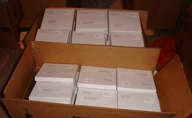 Paquetes de CD en cajas, listos para el envío