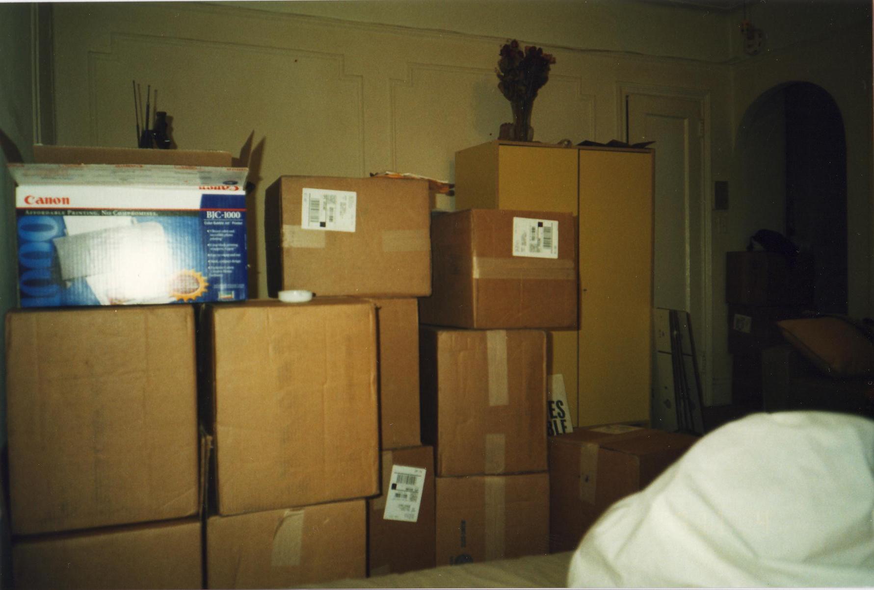 Cajas con los CD terminados apiladas en una habitación en 1999
